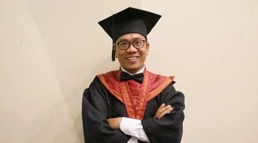 Gambar Berita 8 years as Marbot of the Mosque, this UM Surabaya graduate is now a school principal and has won many awards