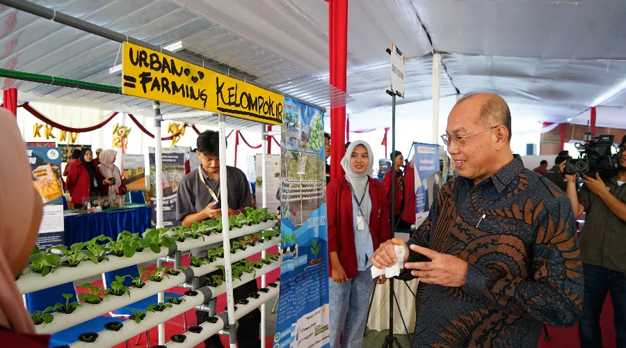 Gambar Berita Ada 18 Alat Teknologi Tepat Guna dan 41 Produk Inovasi Buatan Mahasiswa UM Surabaya di Penutupan Expo KKN 2024