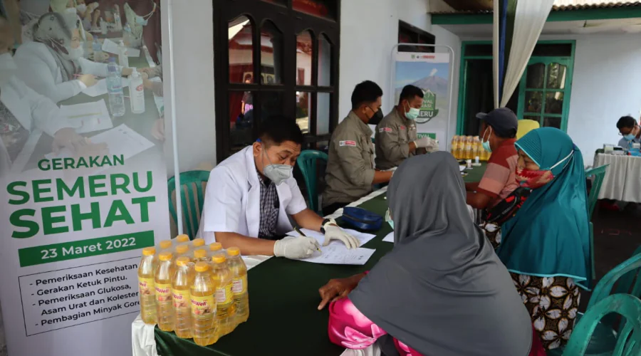 Gambar Berita Ajak Warga Semeru Periksa Kesehatan, UM Surabaya Bagikan Bonus Minyak Goreng