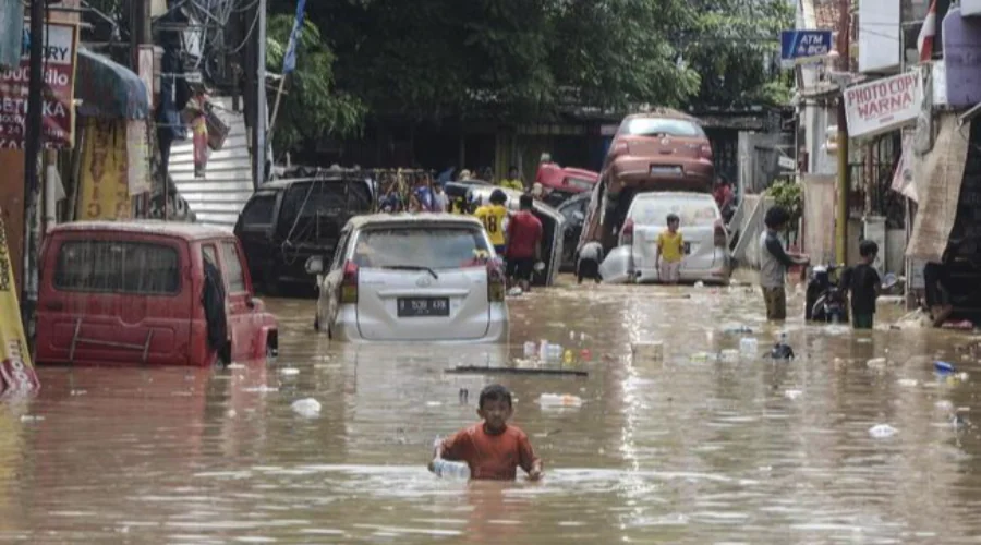 Gambar Artikel Floods Occur in a Number of Places, UM Surabaya Lecturer: Beware of Diseases Transmitted Through Water