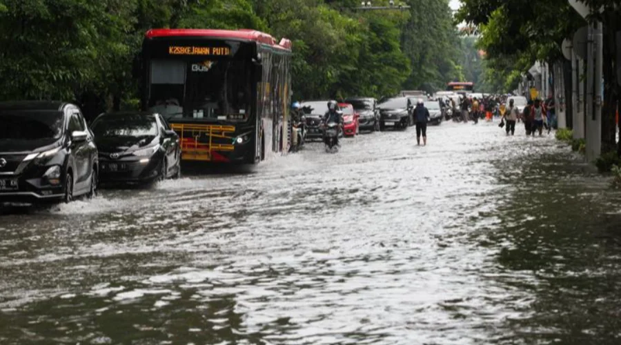 Gambar Artikel Banjir Terjadi di Sejumlah Tempat, Dosen UM Surabaya: Waspada Penyakit yang Ditularkan Lewat Air