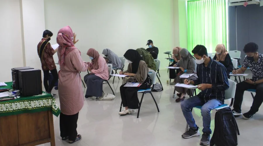 Gambar Berita Providing Scholarships for Highest Score Participants, Pusba UM Surabaya Holds TOEFL and TOEIC Simulation for SMA/SMK Students