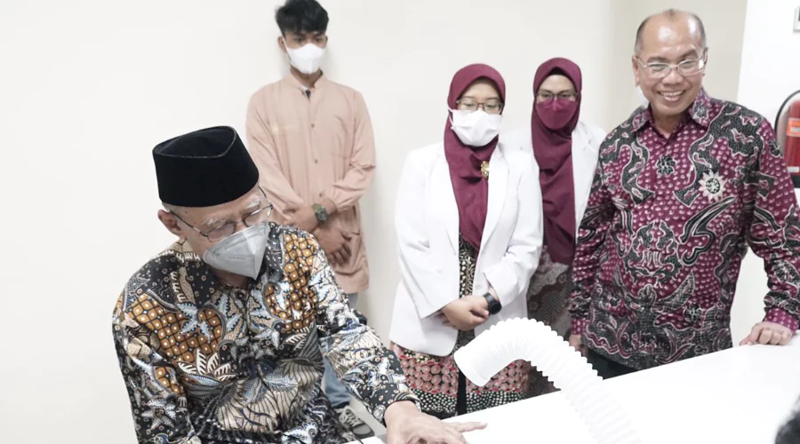 Gambar Berita Haedar Nashir Visits FKG UM Surabaya's Digital Dentistry Laboratory