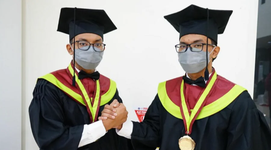 Gambar Berita Hasan and Husin Duo Twins from Madura Become Young Doctors