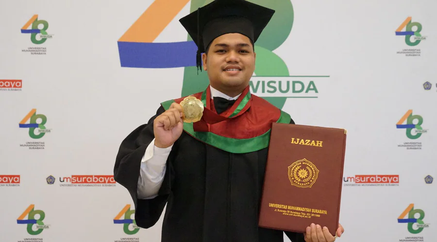 Gambar Berita Becoming the Best Graduate of UM Surabaya with a GPA of 4.0, This is the Inspiring Story of Ibnu Fari Nugroho, a Student Who Was Appointed as Principal at the Age of 23