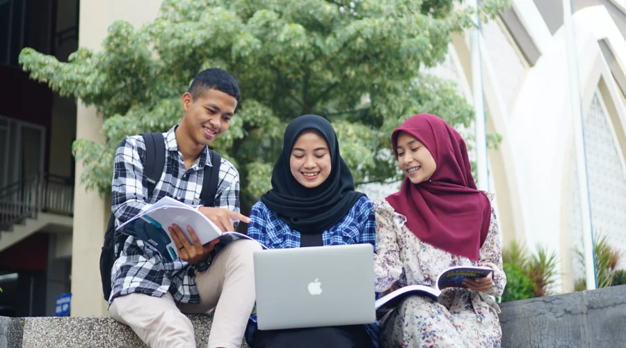 Gambar Artikel UM Surabaya Student Affairs Share Tips for Passing the KIP-K Scholarship