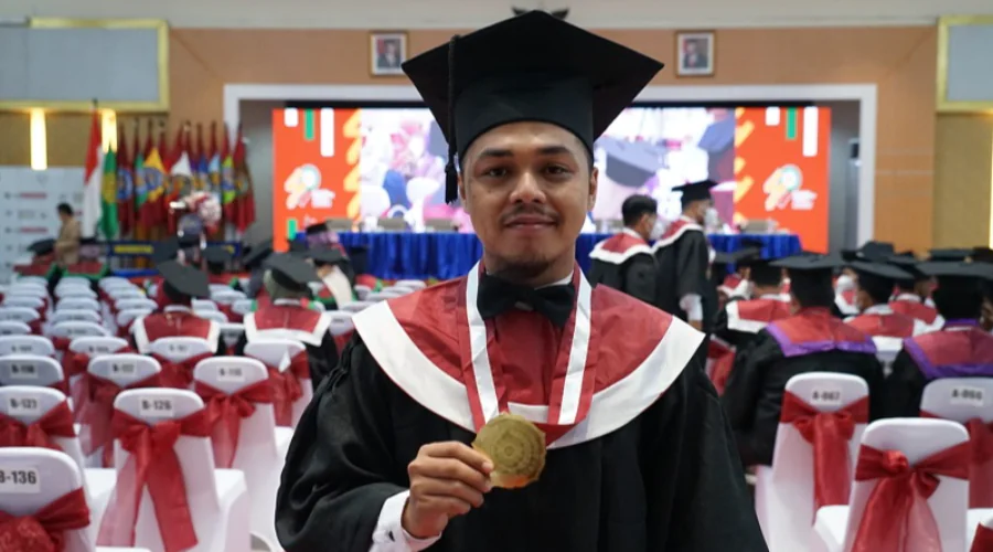 Gambar Berita The Story of Asep Budiyanto, A Student Who Dedicates Himself to Teaching Mothers and Children Who Successfully Graduated Without a Thesis