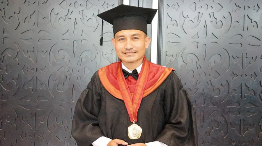 Gambar Artikel The story of Burhanuddin, Head of RW who graduated at UM Surabaya with Cumlaude GPA