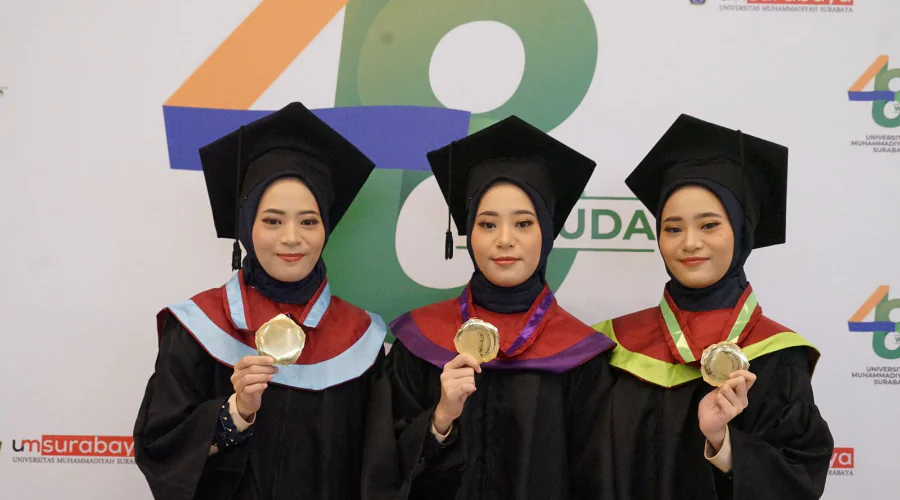 Gambar Berita Kisah Inspiratif, 3 Mahasiswi Kembar yang Kompak Lulus Bareng dari UM Surabaya