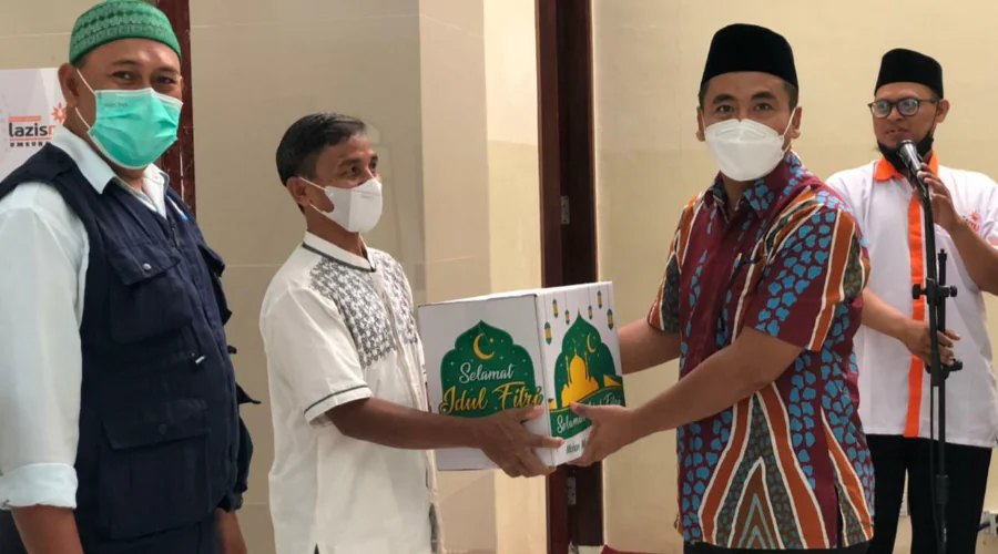 Gambar Berita KLL Lazismu UM Surabaya Distributes Ramadan Gifts for Local Residents and Marginalized People