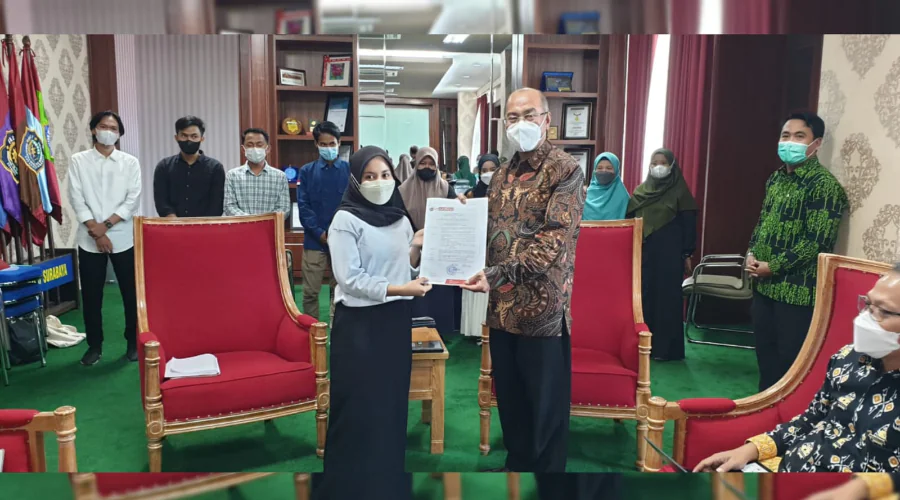Gambar Berita KLL UM Surabaya Hands Over Sang Surya Scholarship Fund to Students