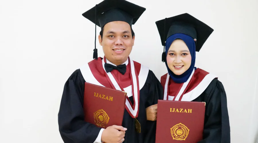 Gambar Berita Compact! Husband and Wife Graduation Together at UM Surabaya