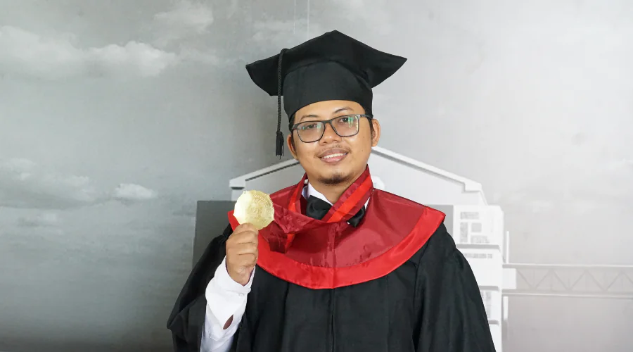Gambar Berita Studying, working and having a family, Febrian succeeded in proving that he achieved a Cumlaude GPA, and graduated quickly in 3.5 years
