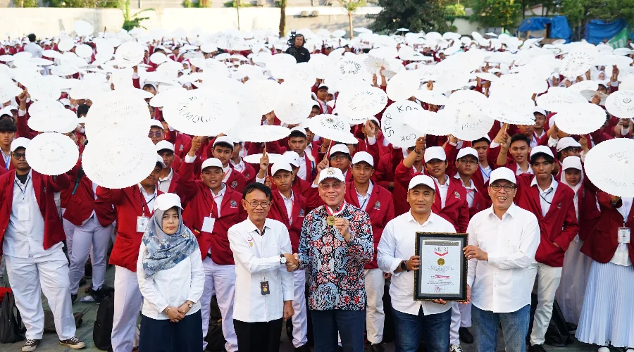 Gambar Berita Mahasiswa Baru UM Surabaya Pecahkan Rekor Muri, Tulis Harapan untuk Presiden dan DPR Terpilih pada Media Payung Terbanyak