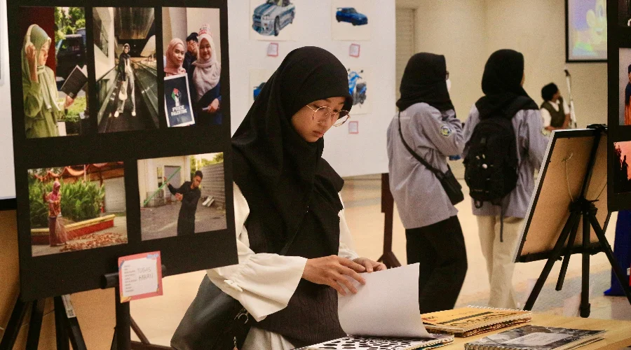 Gambar Berita Mahasiswa DKV UM Surabaya Pamerkan Ratusan Karya Sketsa dan Fotografi