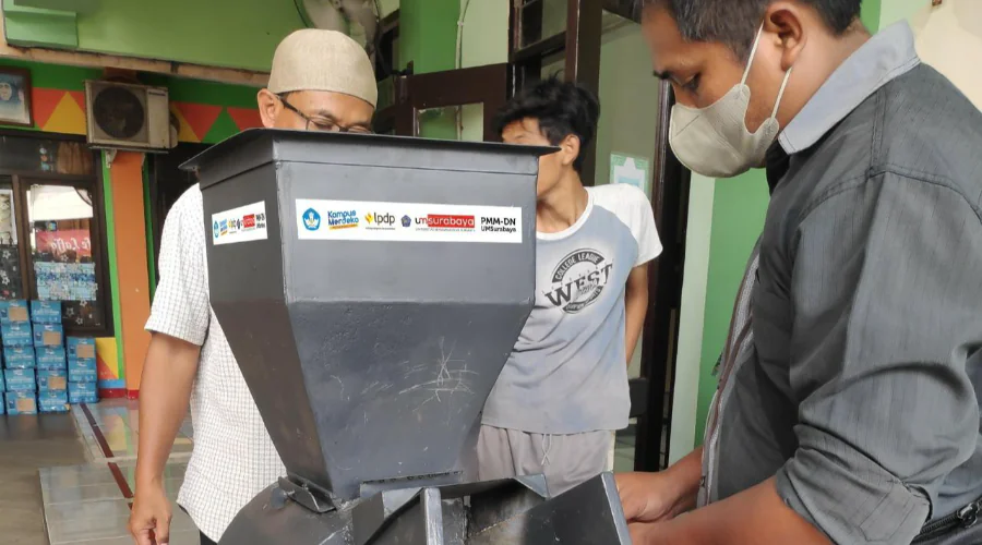Gambar Berita Mahasiswa PMM-DN Ciptakan Mesin Pencacah Untuk Peternak Wonorejo Surabaya
