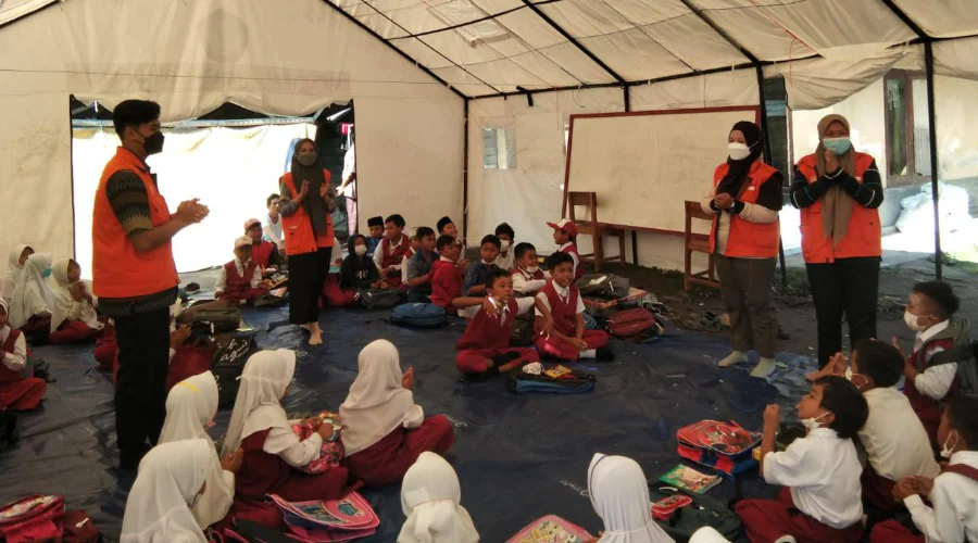 Gambar Berita Matana UM Surabaya Perkuat Literasi Siswa di Lokasi Bencana