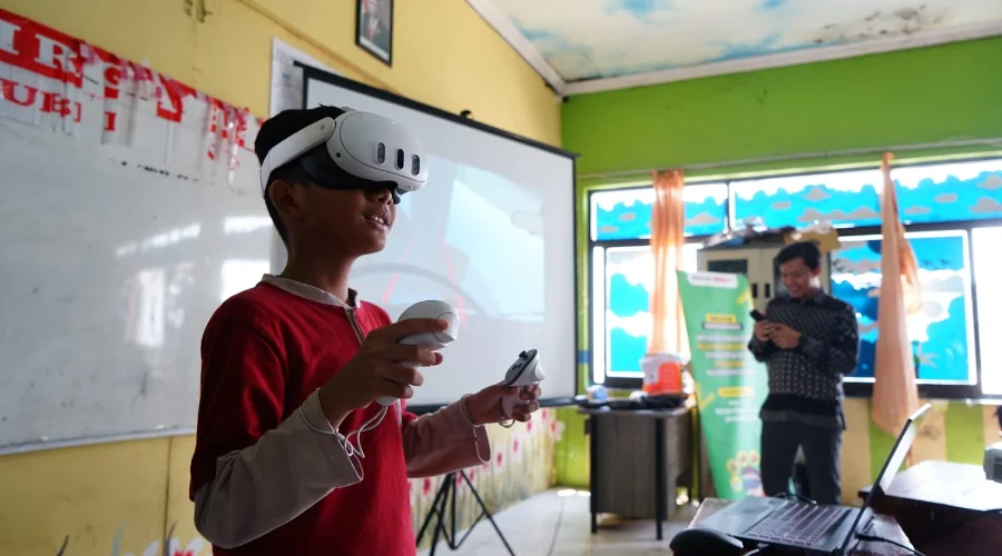 Gambar Berita Mitigasi Bencana untuk Siswa Sekolah Dasar, Dosen UMSurabaya Kembangkan Media Pembelajaran Terintegrasi Virtual Reality (VR)