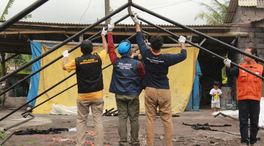 Gambar Berita Pastikan Layanan Pendidikan Tidak Berhenti, Matana UM Surabaya Bantu Dirikan Tenda Darurat untuk Sekolah