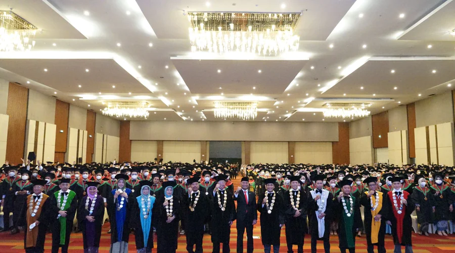 Gambar Berita Dozens of UM Surabaya Students Graduated Without a Thesis, Here's the Story