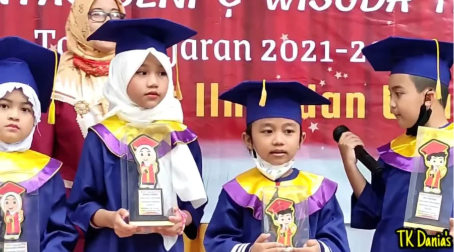 Gambar Artikel Crowded Parents Protest to Minister of Education and Culture About Kindergarten-High School Graduation Traditions, UM Surabaya Lecturer Gives Response