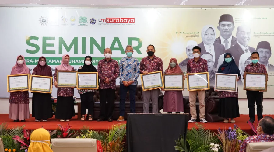 Gambar Berita The Chancellor of UM Surabaya Gives Awards to 9 Lecturers Dedicated to Muhammadiyah and Mustad'afin