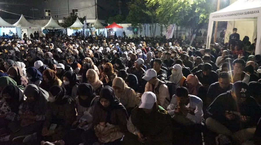 Gambar Berita Thousands of UM Surabaya New Students Hold Reflection and Prayer Night for the Kanjuruhan Tragedy