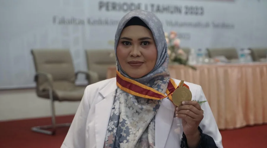 Gambar Berita Having failed and repeating the stage, Lina, a student at UM Surabaya Faculty of Medicine, won the best national score