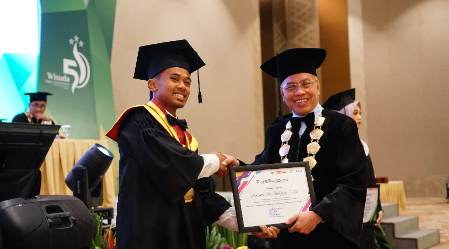 Gambar Berita Spiderman Jatim Rahmad Adi Mulyono Diwisuda, UM Surabaya Beri Beasiswa Penuh untuk Lanjut S2