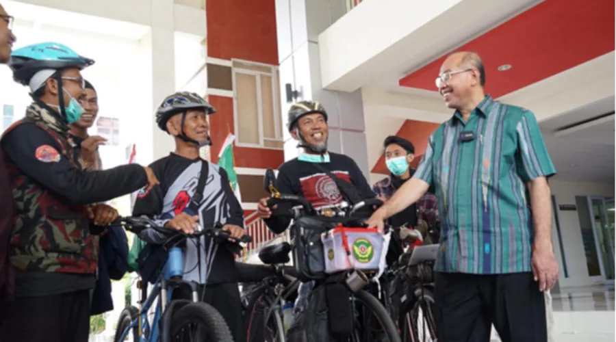 Gambar Berita Traveling Thousands of Kilometers from Central Kalimantan to Solo, Cyclists at the Congress of UM Surabaya are Welcomed by the Chancellor of UM Surabaya and Given a Bicycle Prize
