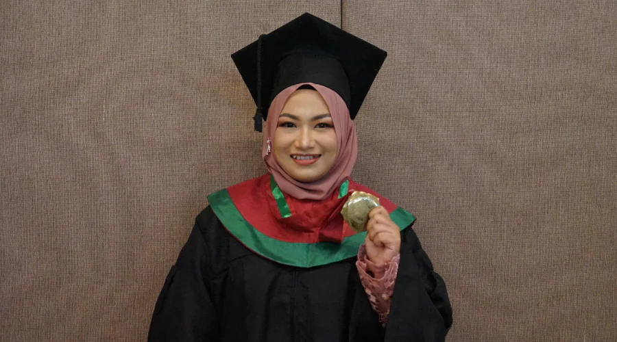 Gambar Berita Tips Belajar dari Dwi Nurcahyati Lulusan Terbaik UM Surabaya dengan IPK Sempurna 4.0