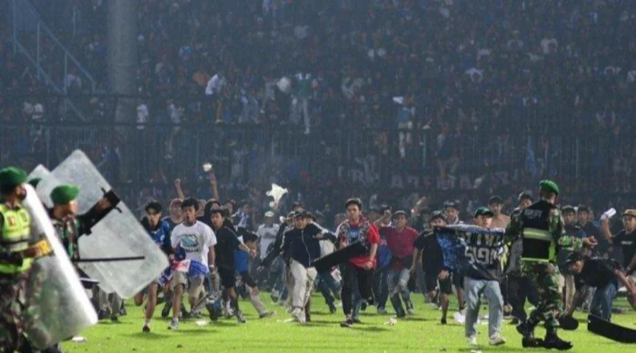 Gambar Artikel Arema vs Persebaya Tragedy, This is the Explanation of a Lecturer at UM Surabaya on the Dangers of Tear Gas