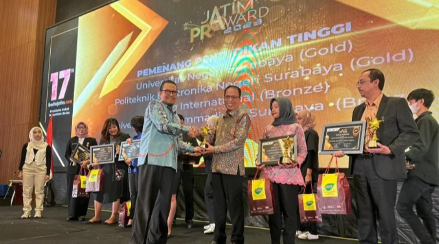 Gambar Berita UM Surabaya Wins The Best Higher Education Public Relations Jatim Awards 2023