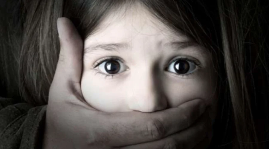Gambar Artikel Viral Pria di Gresik Cium Anak Kecil, Ini Tanggapan Dosen UM Surabaya